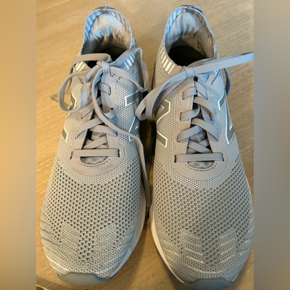 NEW BALANCE WOMEN’S FUELCELL ECHO LOW TOP SNEAKERS. Size 9. Run small. - Picture 1 of 6